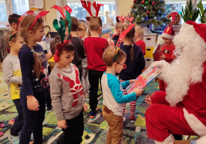 Mikołaj rozdaje dzieciom z grupy V kalendarze adwentowe