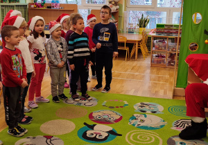Dzieci z grupy IV śpiewają Mikołajowi piosenkę