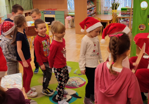 Mikołaj rozdaje dzieciom z grupy IV kalendarze adwentowe