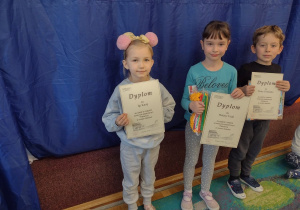 Dzieci pokazują swoje dyplomy za udział w konkursie