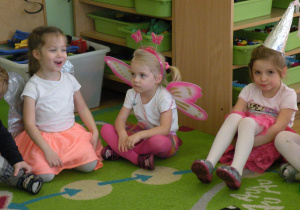 dzieci z grupy III bawią się na zabawie Andrzejkowej