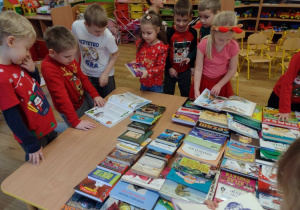 Przedszkolaki z grupy V oglądają nowe książki do biblioteki szkolnej