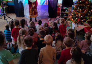 Święty Mikołaj rozmawia z dziećmi o przedstawieniu