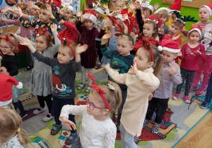 Przedszkolaki tańczą do piosenki o zimie