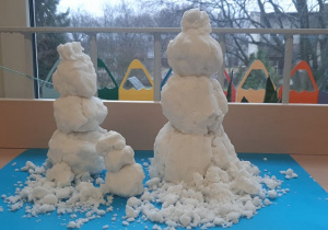 Trzy bałwanki z grupy III wykonane ze sztucznego śniegu