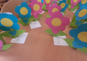 Gotowe kwiatki wykonane z kolorowych kółek i rolki po papierze