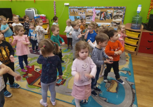 Dzieci tańczą do piosenki śpiewanej przez panią Ulę