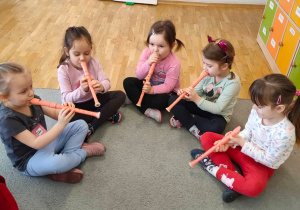 Pięć dziewczynek gra na flecie