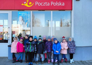 Grupa IV przed budynkiem Poczty Polskiej