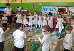 Dzieci z pierwszej grupy śpiewają piosenkę