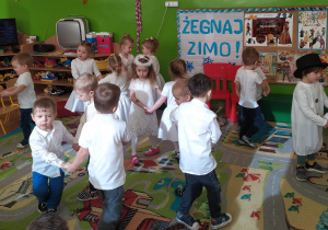 Przedszkolaki z grupy pierwszej tańczą w parach i śpiewają piosenkę
