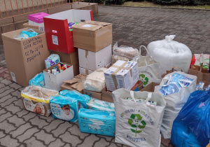 Dary dla mieszkańców Ukrainy wystawione przed przedszkole
