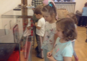 dzieci w muzeum 