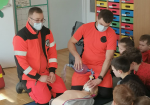 Przedszkolaki ze starszych grup słuchają w jaki sposób należy udzielać pierwszej pomocy