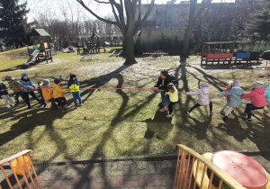 Dzieci z grupy trzeciej podzielone na dwie grupy przeciągają linę
