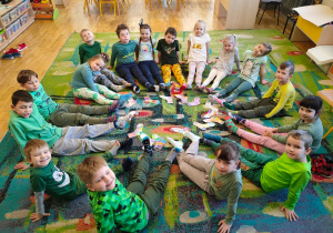 Dzieci z grupy piątej pokazują swoje kolorowe skarpetki