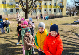 Dzieci z grupy piątej czekają na przeciąganie liny