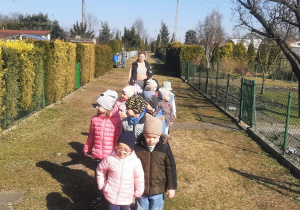 Dzieci z grupy III na spacerze po ogródkach działkowych