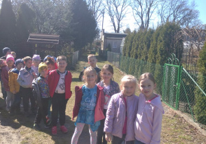 Przedszkolaki z grupy IV na spacerze po ogródkach działkowych
