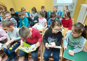 Dzieci z grupy IV oglądają książki