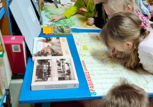 Przedszkolaki z grupy V oglądają mapy Pabianic i Polski