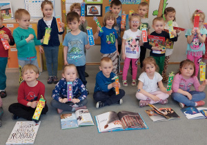 Dzieci z grupy II ze swoimi książeczkami i zakładkami do książek
