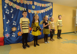 Piątka dzieci podczas śpiewania piosenki