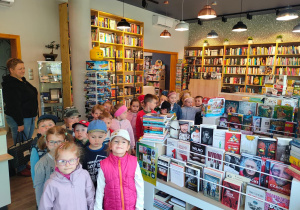 Dzieci z grupy drugiej szykują się do wyjścia z księgarni
