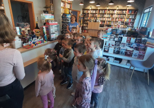 Przedszkolaki z grupy trzeciej zwiedzają księgarnię