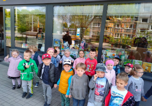 Przedszkolaki z grupy drugiej stoją przed księgarnią