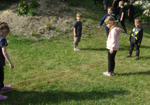 Dzieci z grupy V grają w gumę