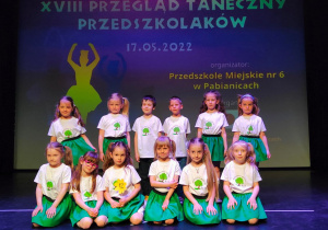 Dwunastka przedszkolaków stoi na scenie w Miejskim Ośrodku Kultury