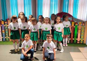 Dzieci stoją w holu w Miejskim Ośrodku Kultury