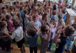 Przedszkolaki tańczą w parach
