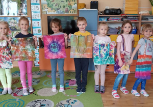 Dziewięcioro dzieci pokazuje swoje torby ekologiczne