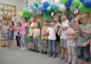 Dzieci śpiewają piosenkę z pokazywaniem