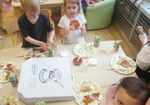 Przedszkolaki z grupy II jedzą pizzę