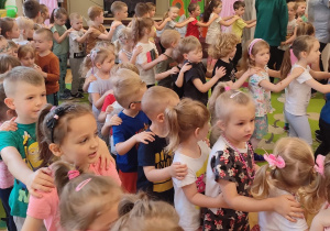 Dzieci tańczą ustawione w wężykach do piosenki "Płynie Wisła, płynie"