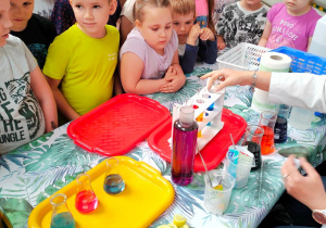 Dzieci obserwują eksperymenty z wykorzystaniem wody