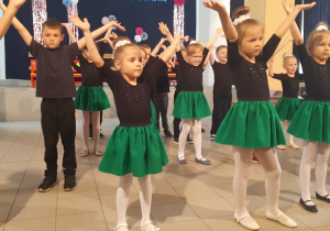 Dzieci rozstawione w rozszypce tańczą taniec nowoczensy