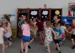 Przedszkolaki tańczą w parach
