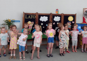 Dzieci śpiewają piosenkę o lecie