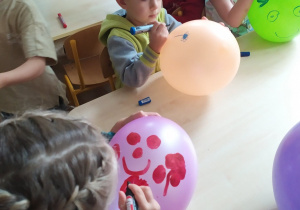 Dzieci z grupydrugiej ozdabiają swoje balony