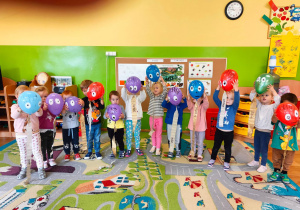 Dzieci z grupy pierwszej pokazują swoje ozdobione przez nie balony