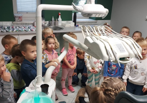 Dzieci z grupy drugiej oglądają gabinet dentystyczny