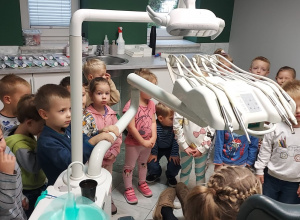 Wizyta dzieci z grupy drugiej w gabinecie stomatologicznym