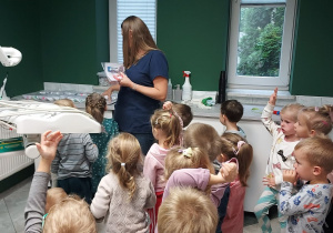 Dzieci podczas oglądania gabinetu stomatologicznego