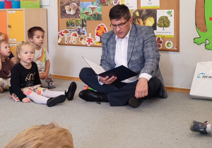 Pan Prezydent czyta dzieciom z grupy pierwszej i drugiej opowiadanie