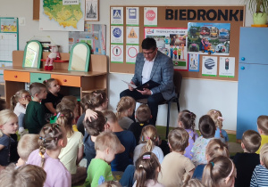 Pan Prezeydent czyta dzieciomz grupy trzeciej, czwartej i piątej opowiadanie o złości