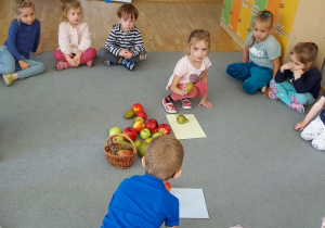 Dzieci segregują owoce według rodzaju